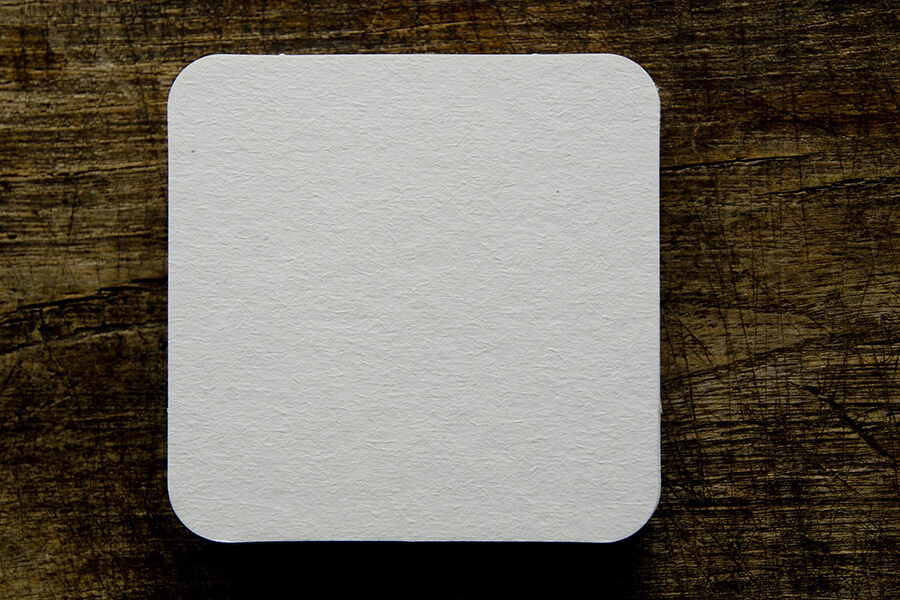 コースターのおしゃれな飾り方4選｜ノベルティとして人気な理由も解説