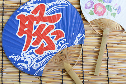 ノベルティうちわの印刷サイズはどう選ぶ？デザインや入稿のコツも解説
