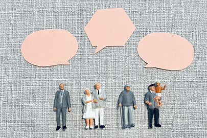 シニアマーケティングとは?世代の特徴と効果的な販促アイテムを解説