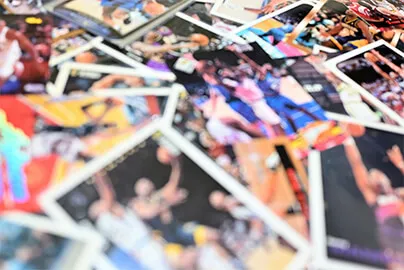 ビジュアルカードの種類とおすすめ7選｜オリジナル推し活グッズの作り方とは