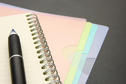 実は奥が深いクリアファイル、ユニークなオリジナル商品も