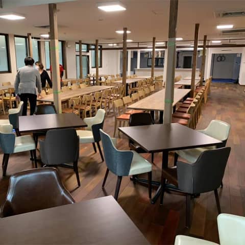 テーブルと椅子