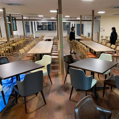 テーブルと椅子