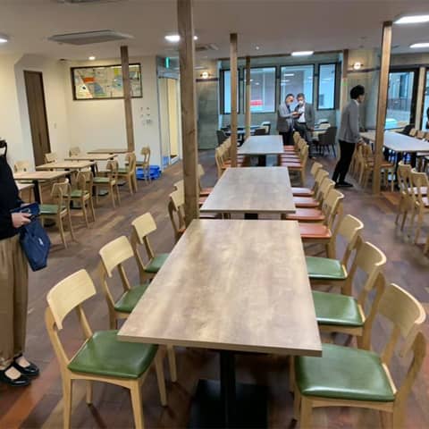 テーブルと椅子