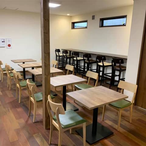 テーブルと椅子