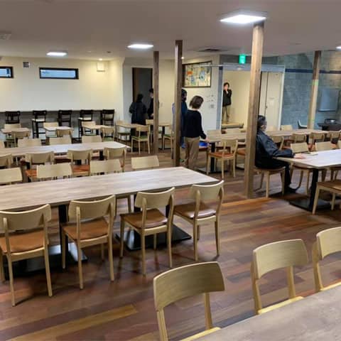 テーブルと椅子