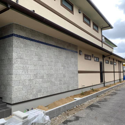 食堂南の花壇が完成!