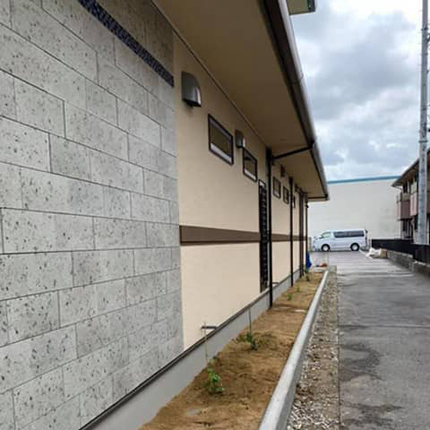 壁につた用のネットを張る予定