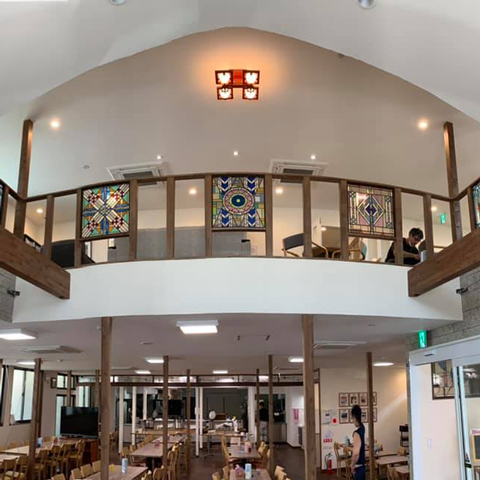 食堂2階の5連ステンドグラス