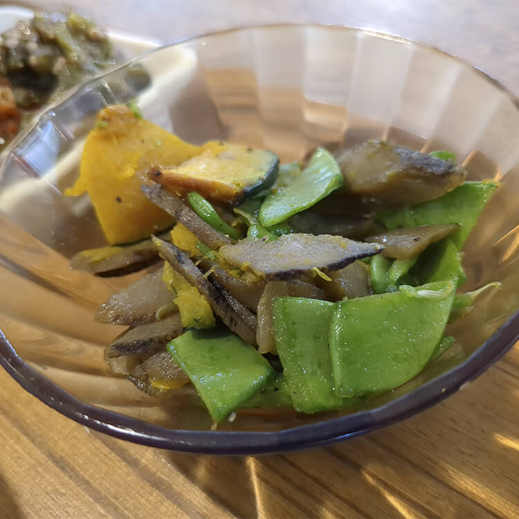 サヤエンドウは食堂で小鉢や彩りで活躍