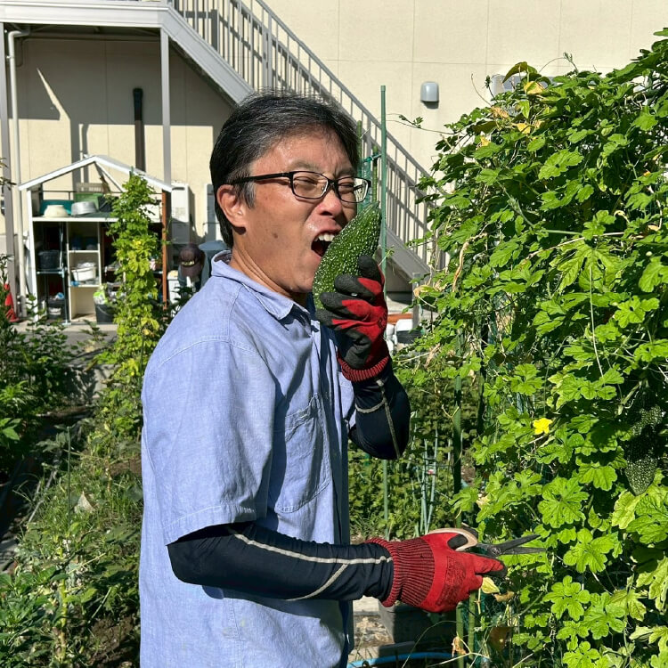 農園で採れた野菜・農園メンバーの笑顔