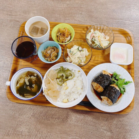 栗おこわと温玉添え海苔巻きつくね