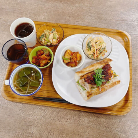 栗おこわと温玉添え海苔巻きつくね