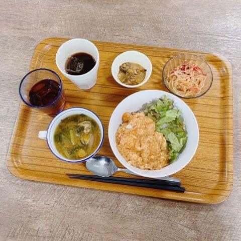 エビチリたまご丼