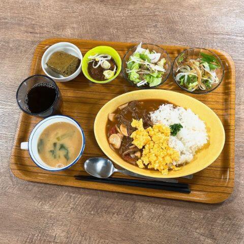 ビーフシチューオムライス