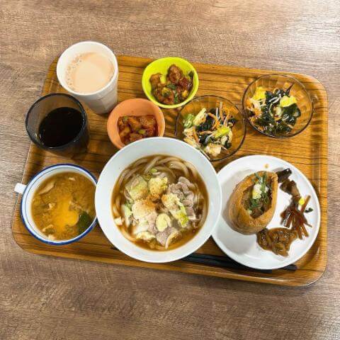 鶏ごぼう中華おこわいなり&豚バラ白菜あんかけうどん