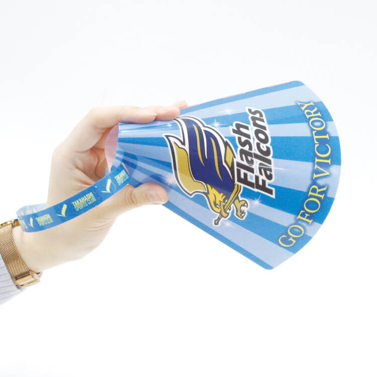 組み立てメガホンうちわ-手に持つ-写真