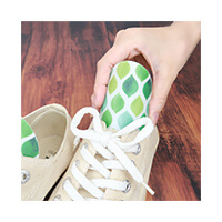 デオドラントシューキーパー(ミニタイプ)-スニーカーに入れた使用イメージ-サムネイル写真