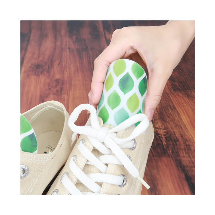 デオドラントシューキーパー(ミニタイプ)-スニーカーに入れた使用イメージ-写真