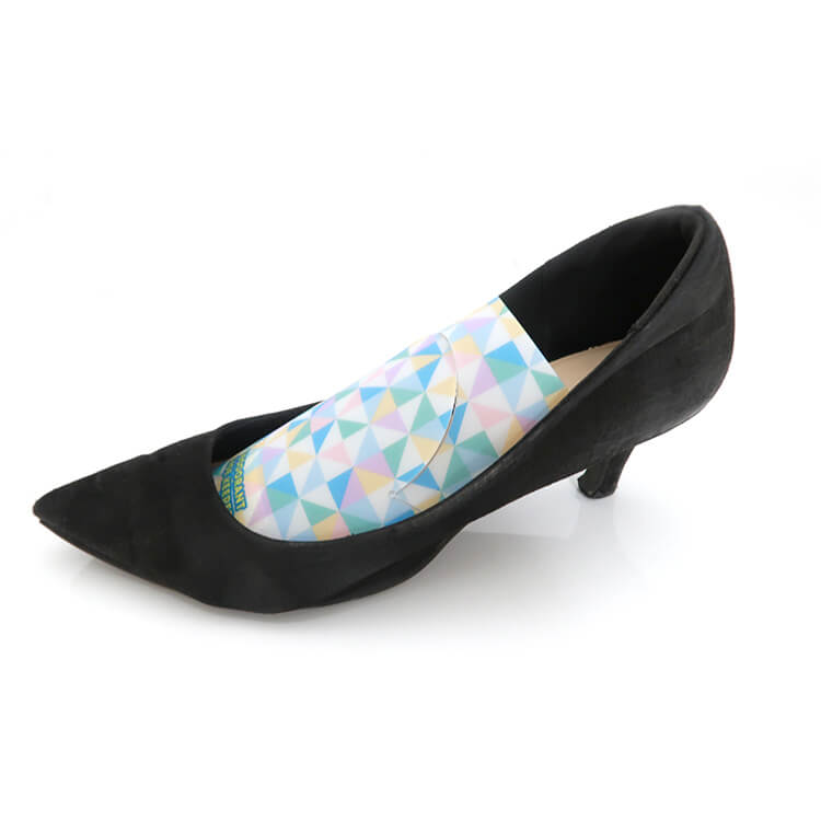 デオドラントシューキーパー(ミニタイプ)-パンプスに入れた使用イメージ-写真