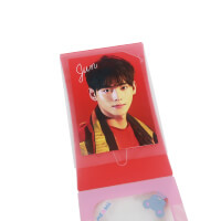 トレカスタンド-スリットにトレカをはさんだ様子-サムネイル写真