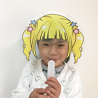 フェイスうちわ(取っ手付きタイプ)-子どもが持っている-サムネイル写真