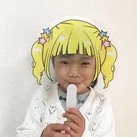 フェイスうちわ(取っ手付きタイプ)-子どもが持っている-写真