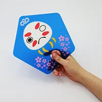 合格クリアうちわ(型抜きタイプ)-手に持つ-写真