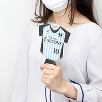 ユニフォームうちわ(スタンドタイプ)-手に持つ-サムネイル写真