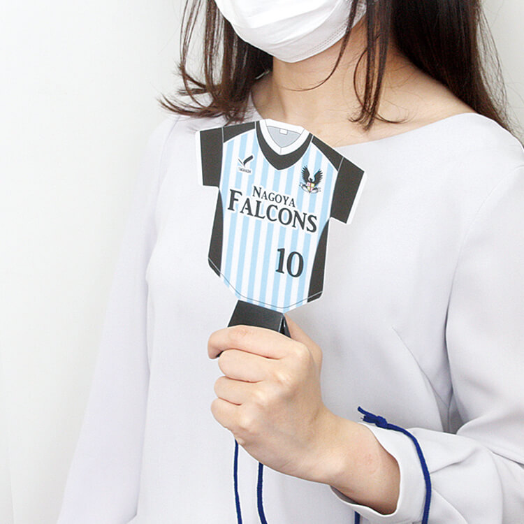 ユニフォームうちわ(スタンドタイプ)-手に持つ-写真