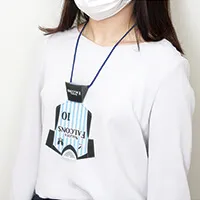 ユニフォームうちわ(スタンドタイプ)-首からかける-写真