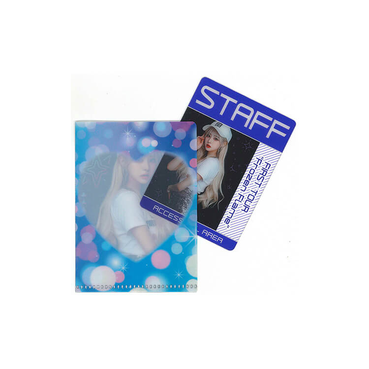 トレカファイル-トレカを入れる様子-写真