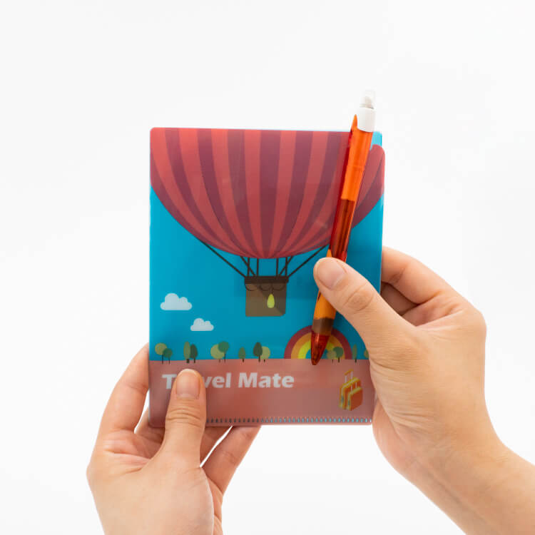 トラベルメイト-ペンホルダーにペンを挿す-写真