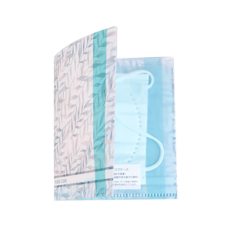 ケースごと折りたたんでコンパクトに持ち運べます。