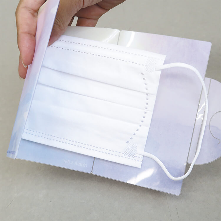 くるくると折りたたんで小さく持ち歩けます。