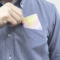 胸ポケットにもサッと入るコンパクトサイズ