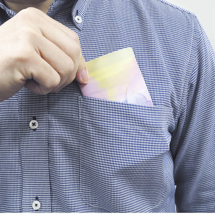 胸ポケットにもサッと入るコンパクトサイズ