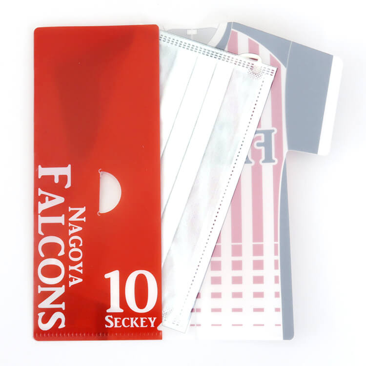 表紙部分がフタとなって、マスクの落下を防ぎます。フタを留めるフック付きでさらに安心。