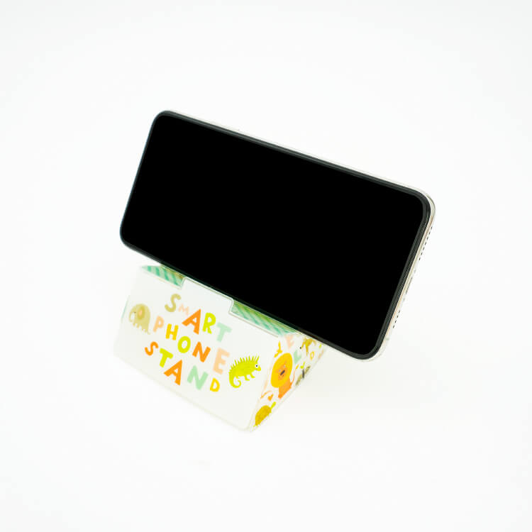 組み立てスマホ・ペンスタンド(横置きタイプ)-スマートフォンを置いたイメージ-写真
