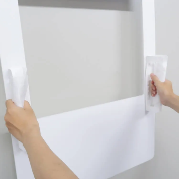 SNS顔出しパネルを持ったところをうしろから撮影-写真