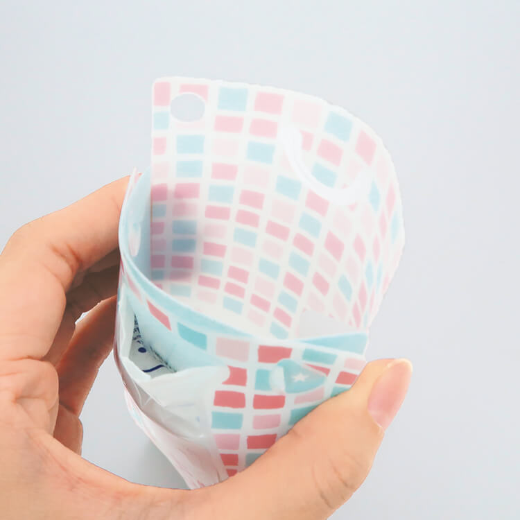 ごみポケット付きで使ったティッシュの行き場に困りません。