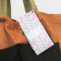 角の穴を利用して、カバンなどに付けることもできます。