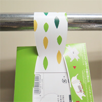 裏で引っかけて止まります。