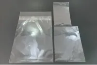 大きくフッターがある透明袋が左側にあり、右側上部には小さめの透明袋、右側下部には中くらいの3種類の透明袋の写真