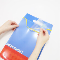 ミシン目に沿って切り離し、持ち手部分をフックを使って壁に掛ければ、壁掛けポケットに。