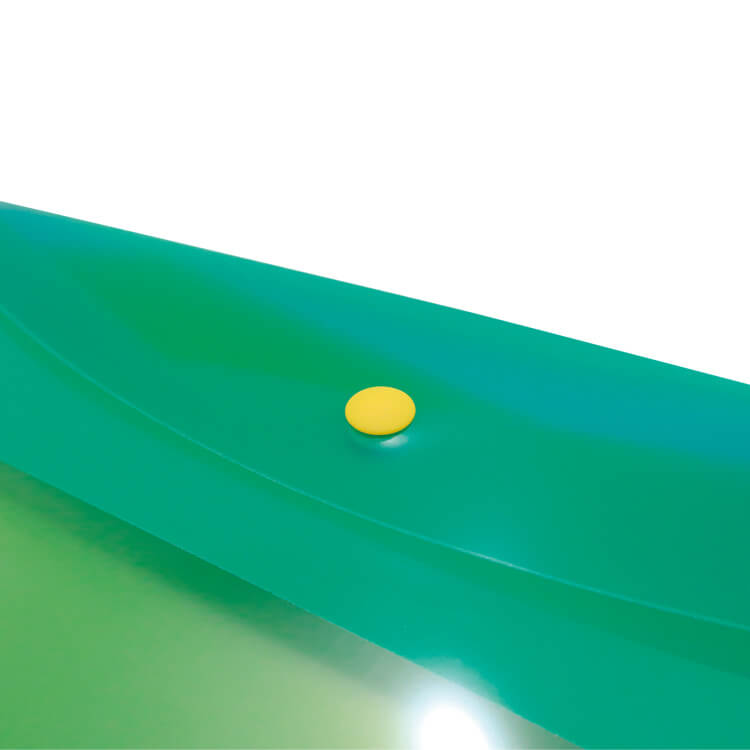 ボタンで留めます。