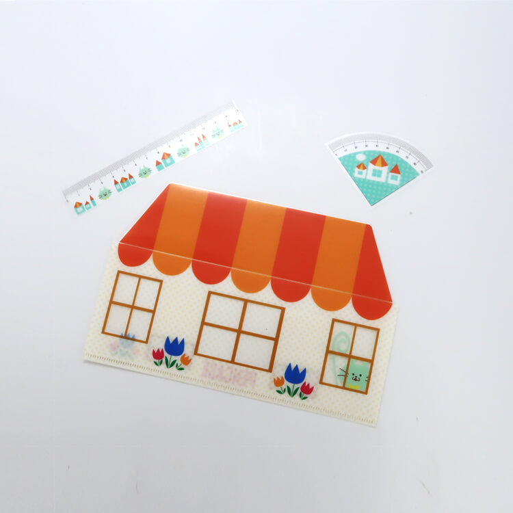 ペンケース＋15cm定規＋分度器に変身します。