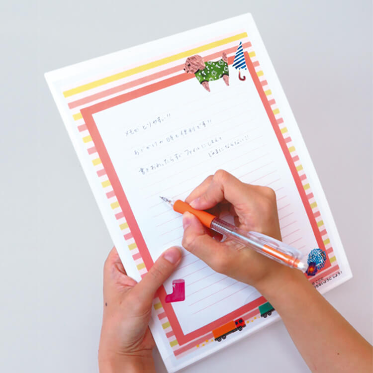 背面が厚めの素材でできているので、クリップボードとしてメモをとることができます。