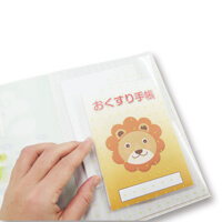 右側ポケットにもお薬手帳や領収書が入ります。