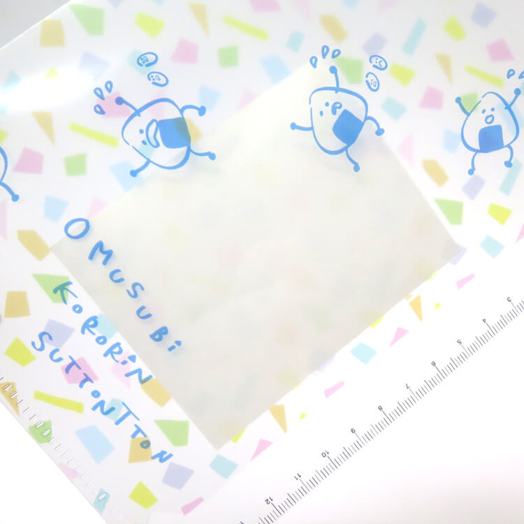 フック付きで中身の落下を防止します。